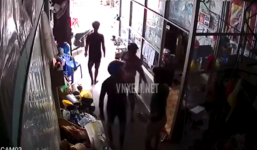 Nhóm thanh niên cầm hung khí lao vào tận nhà truy sát 2 vợ chồng